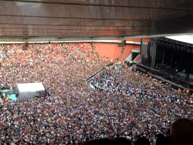 Фанаты, дожидаясь Green Day на стадионе, спели многотысячным хором хит Queen