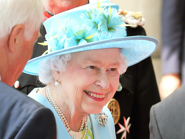 Телерадиокорпорация BBC подверглась жесткой критике за то, что ее сотрудники снимали на мобильные телефоны Королеву Великобритании Елизавету II во время ее посещения нового здания корпорации, которое она же объявила официально открытым