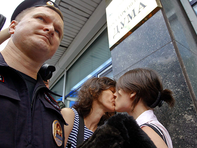 Государственная Дума приняла "антигейский закон", запрещающий пропаганду нетрадиционных сексуальных отношений среди несовершеннолетних