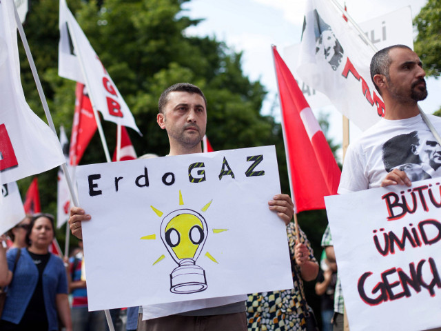 Турецкая правящая Партия справедливости и развития заявила, что готова рассмотреть возможность референдума в Стамбуле по вопросу реконструкции парка Гези, ставшего отправной точкой антиправительственных протестов по всей стране