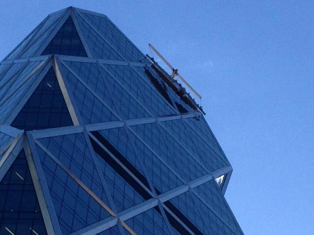 Спасение с небоскреба на высоте 140 метров: платформа под мойщиками окон из Нью-Йорка разломилась пополам