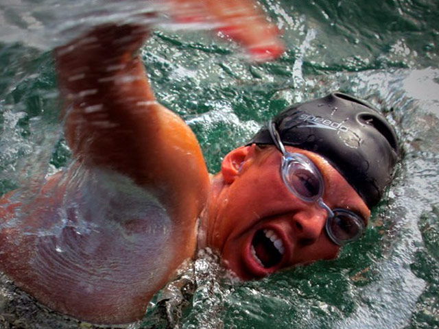Австралийская спортсменка Хлоя Маккардел в среду была вынуждена прервать самый трудный марафонский заплыв в мире через Флоридский пролив, разделяющий Кубу и США