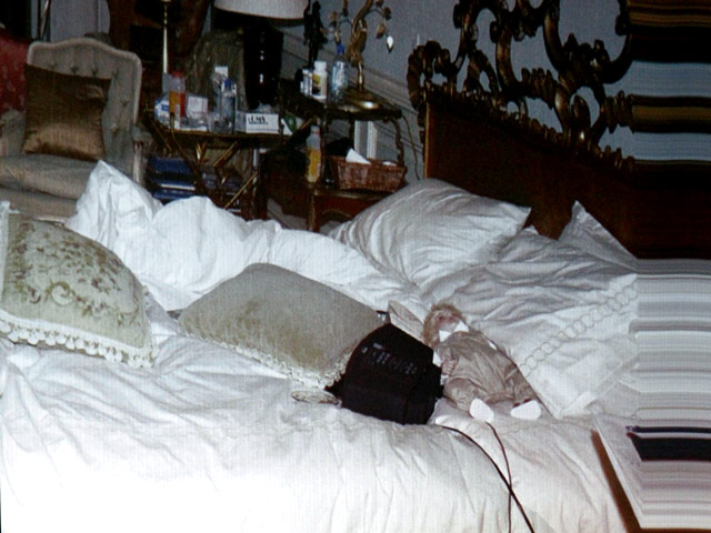 Полиция Лос-Анджелеса обнародовала фотографии, сделанные в спальне короля поп-музыки Майкла Джексона сразу же после его смерти 25 июня 2009 года