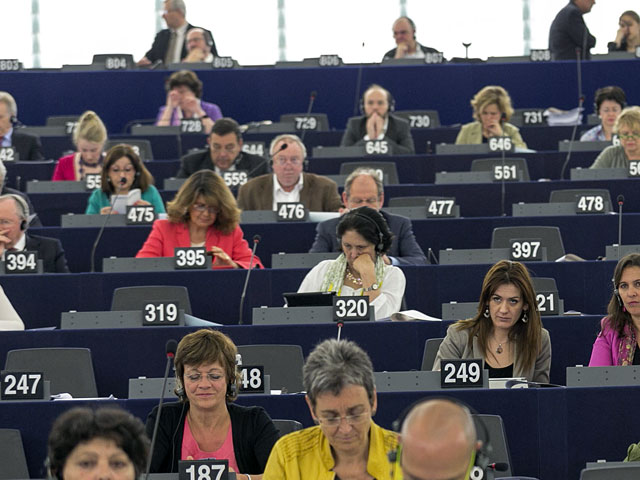 В ходе пленарной сессии в четверг Европарламент выпустил резолюцию, в которой "выразил обеспокоенность по поводу недавно принятых в России репрессивных законов и их произвольного применения", сообщается на официальном сайте органа