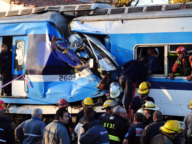 В Аргентине задержаны четыре человека (машинисты двух поездов и их помощники) в связи со столкновением пригородных поездов, унесшим жизни трех пассажиров. Число получивших ранения и травмы достигло 235-и