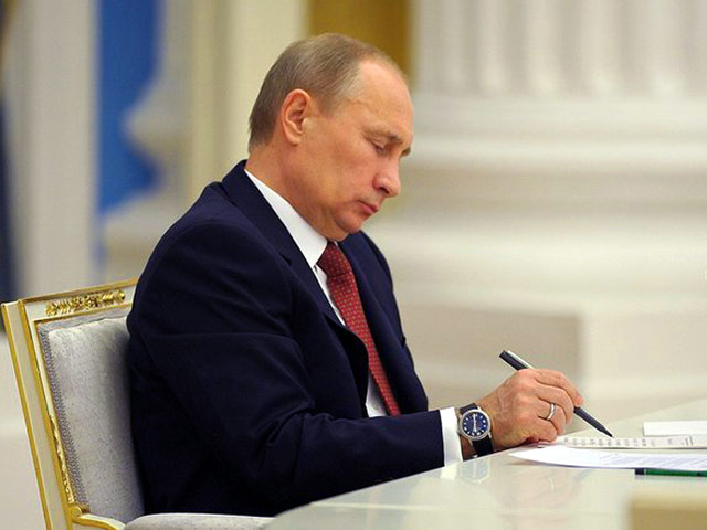 Президент России Владимир Путин поручил правительству обсудить до 1 октября вопрос о принятии этической хартии российской киноиндустрии