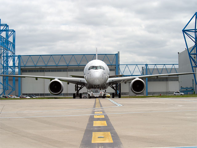 Новый лайнер Airbus А350, конкурент американского Boeing 787 Dreamliner, 14 июня совершает свой первый полет со взлетной полосы во французской Тулузе, где собирают европейские авиалайнеры