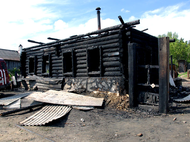 В Иркутской области при пожаре в частном доме погибли четверо детей. Выжили мать, госпитализированная с 70% ожогов тела, и старший из детей, которому 18 лет. Вероятен поджог