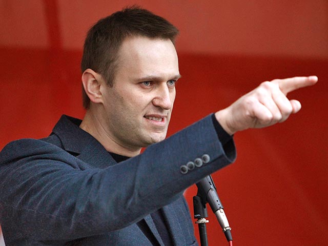 Оппозиционер Алексей Навальный, выдвинутый партией "РПР-Парнас" в мэры Москвы, в субботу утром подал документы в Мосгоризбирком