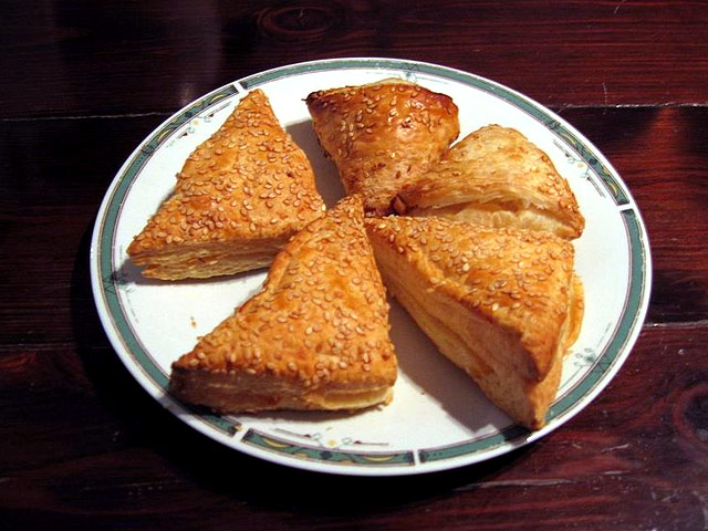 Главный раввинат Израиля установил "правильные" формы бурекасов (выпечка из слоеного теста), чтобы даже при беглом взгляде на продукцию пекарен было понятно, какую именно начинку содержат пирожки