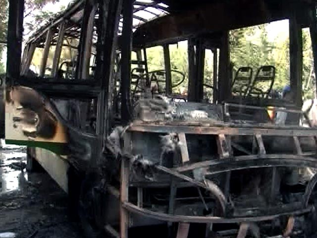 Жестокий теракт произошел в Пакистане: сначала неизвестные взорвали университетский автобус для женщин, в котором студентки возвращались с занятий. В результате взрыва 11 человек погибли, 22 получили ранения