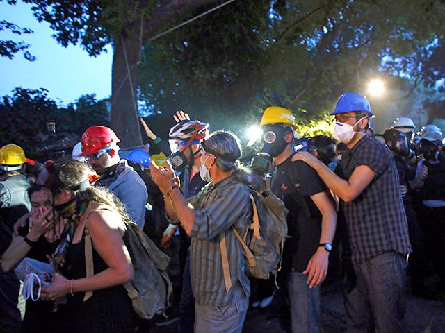 В Турции вновь активизировались протесты: после того, как полиция с помощью слезоточивого газа очистила парк Гези в центре Стамбула от активистов-"оккупантов", протесты вспыхнули в десятке городов