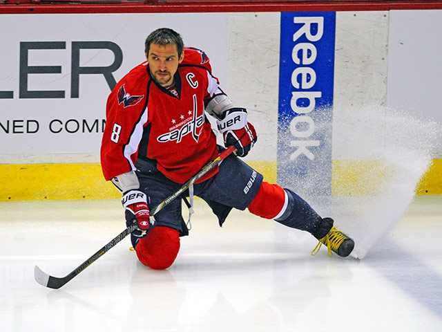 Форвард клуба НХЛ "Вашингтон" и сборной России Александр Овечкин третий раз в карьере стал обладателем "Харт Трофи" 