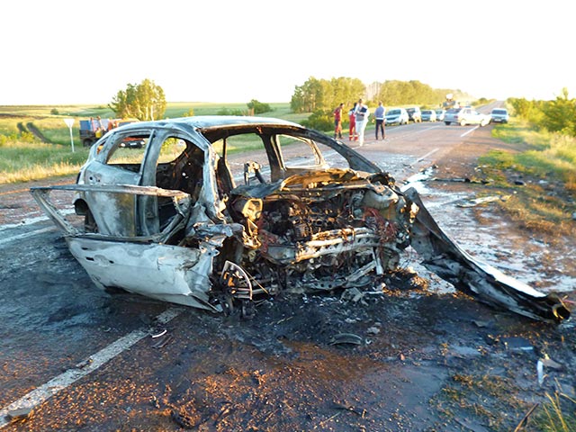 Два автомобиля столкнулись на трассе в Оренбургской области в субботу вечером. В результате начался пожар, семь человек сгорели заживо