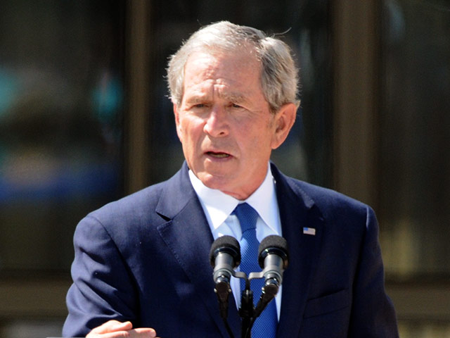 Самолет с бывшим президентом США Джорджем Бушем-младшим на борту совершил вынужденную посадку в аэропорту города Луисвилл из-за задымления в кабине пилотов