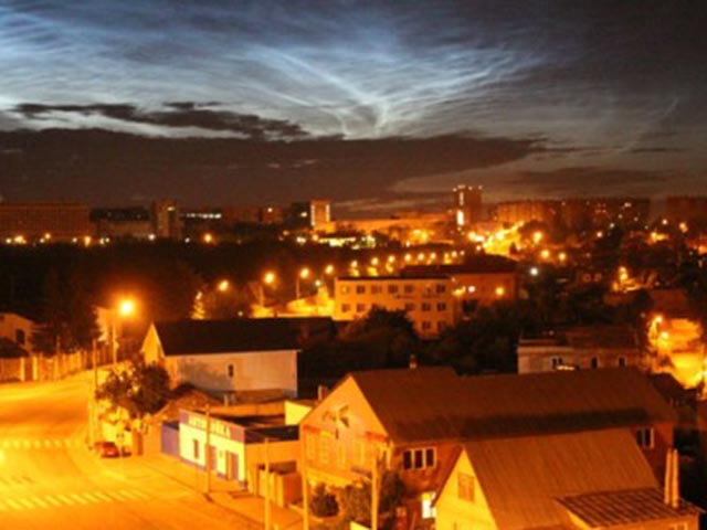 В небе над Челябинском минувшей ночью наблюдалось необычное яркое свечение. Город, прославившийся на весь мир падением метеорита, сравнивал происходящее с северным сиянием, хотя его в таких широтах обычно не бывает