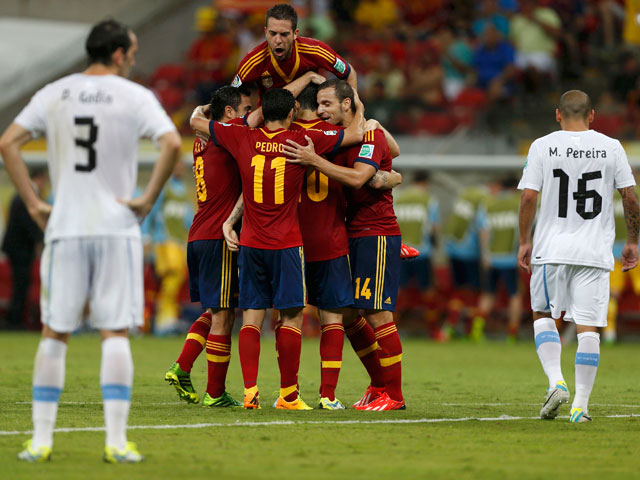 Футболисты сборной Испании нанесли поражение команде Уругвая в матче Кубка Конфедераций