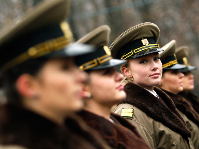 Несмотря на отсутствие огневой мощи сильнейших мировых держав, румынская армия имеет секретное оружие - самых сексуальных женщин-военнослужащих