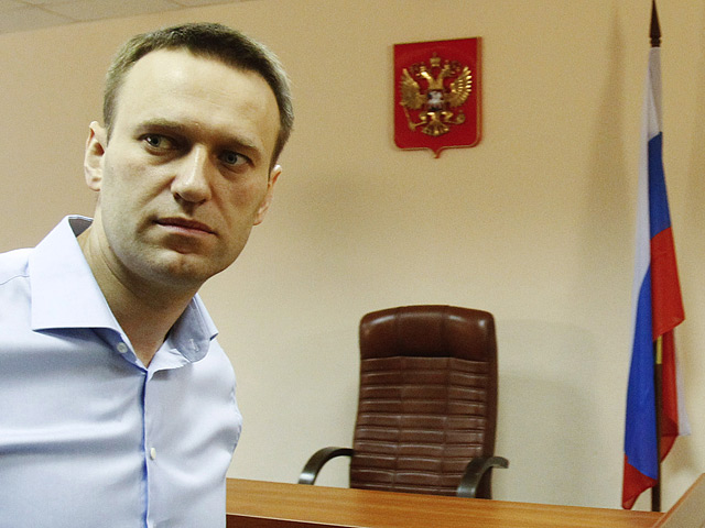 Баллотирующийся в мэры Москвы Алексей Навальный не воспользовался возможностью сэкономить на билетах в Киров и самостоятельно прибыл в городской районный суд, где 17 июня начался очередной день слушаний по делу "Кировлеса"