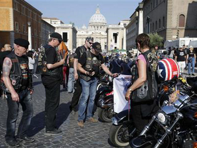 Площадь Святого Петра в Риме в минувшее воскресенье была оглушена ревом мотоциклов  Harley-Davidson. Фанаты этого престижного мотоциклетного бренда, отмечающие 110-летие всемирноизвестной фирмы присоединились к присутствующим на главной ватиканской площал
