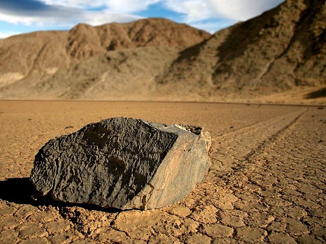 Геологи Американского аэрокосмического агентства (NASA) утверждают, что разгадали одну из сложнейших загадок природы - феномен "движущихся камней", расположенных в Долине смерти (США) на дне высохшего озера Рейстрэк-Плайя