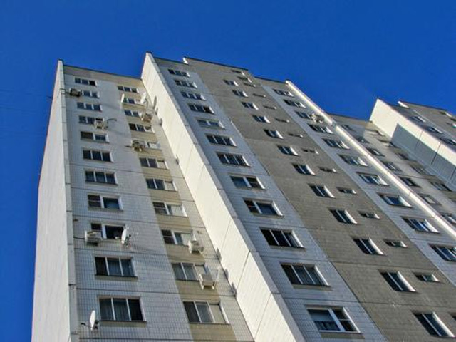В городе Усинске республики Коми местные жители спасли четырехлетнюю девочку, которая случайно выпала их окна девятого этажа жилого дома - они успели растянуть одеяло перед падением