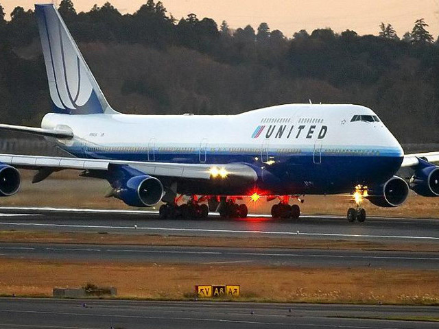 В международном аэропорту города Ньюарк (штат Нью-Джерси) задержан пассажир, который заявил во время полета самолета американской авиакомпании United Airlines, следовавшего из Гонконга, что он отравил всех на борту