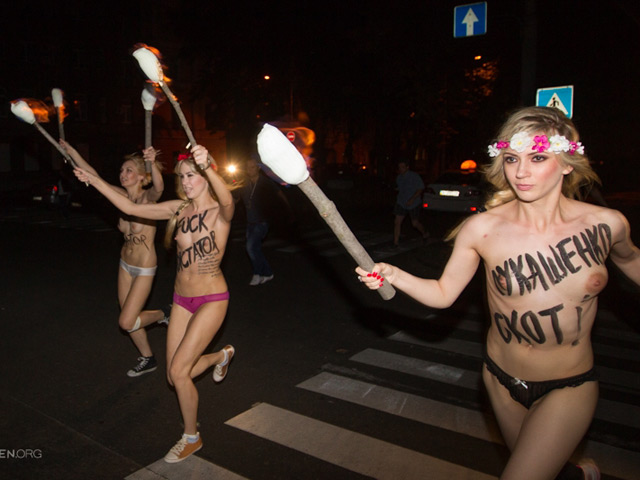 Участницы скандально известного международного женского движения Femen, протестующие по всему миру и по разным поводам с оголенной грудью, провели очередную топлес-акцию в Киеве