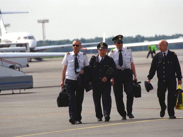 В декабре 2010 года, напоминает газета, депутаты Госдумы приняли поправки в закон о дополнительном социальном обеспечении членов летных экипажей гражданской авиации