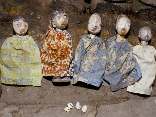 В 25 метрах от места аварии пострадавший обнаружил странные тряпичные куклы с нарисованными лицами, которые висели на деревьях