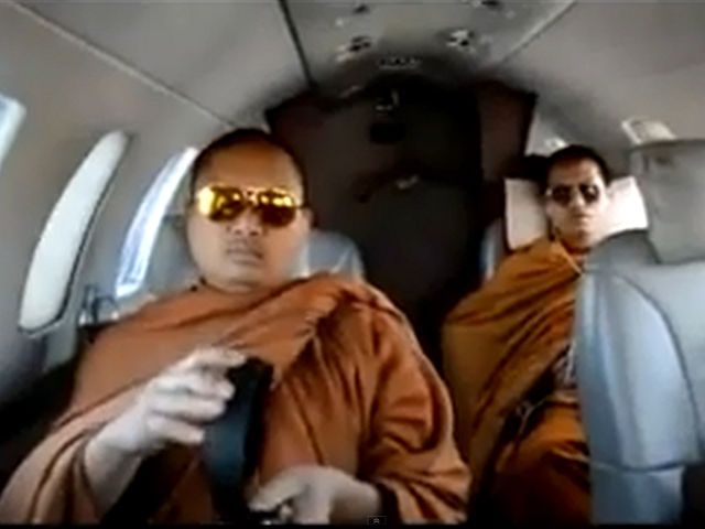 Возмущение верующих вызвало попавшее в интернет видео, запечатлевшее монахов на борту шикарного частного самолета, в стильных солнечных очах,  дорогих беспроводных наушниках и со спортивными сумками престижных брендов