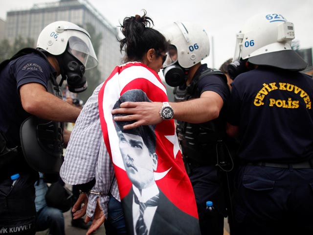 Правительство Турции начало арестовывать участников массовых протестов в парке Гези и на площади Таксим. По разным данным, за сегодняшний день было арестовано от 80 до 100 человек