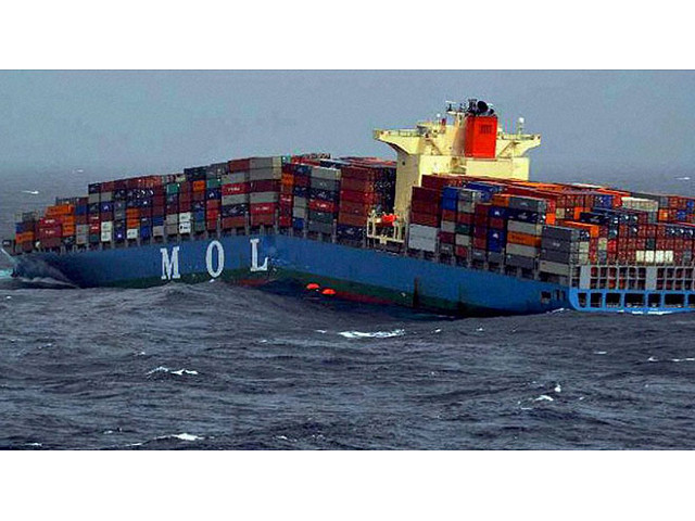 В Индийском океане разломился на две части контейнеровоз "MOL Comfort"