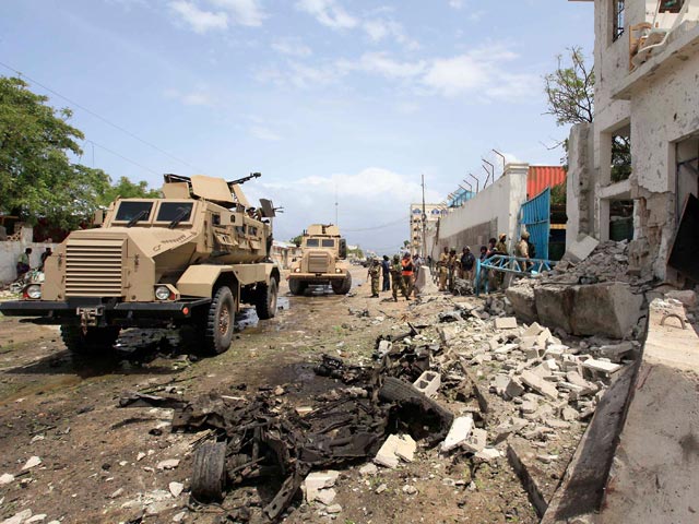 В столице Сомали радикально настроенные исламисты из группировки "Аш-Шабаб" напали на комплекс зданий, принадлежащих ООН. Число жертв кровавого столкновения достигло 22 человек