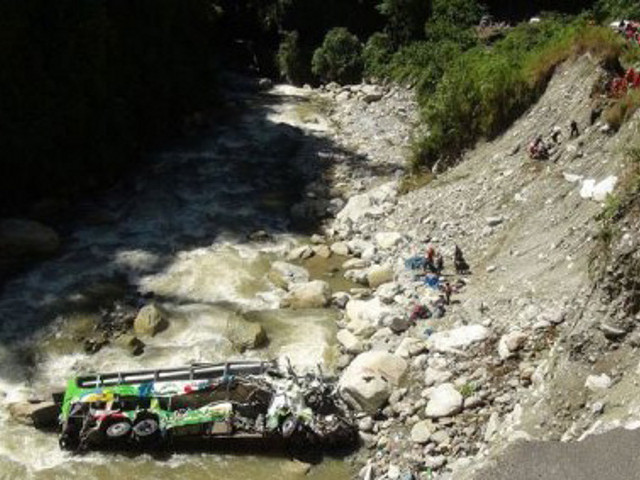 В Перу упал в реку пассажирский автобус. Погибли не менее 30 человек