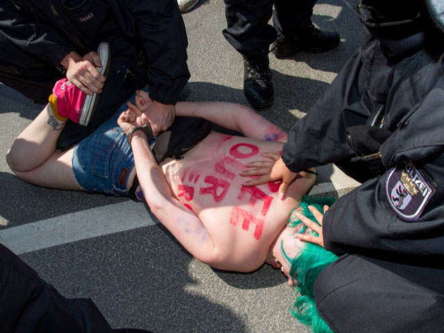 В Берлине кортеж американского лидера подкараулили активистки феминистского движения Femen, которые провели очередную топлес-акцию