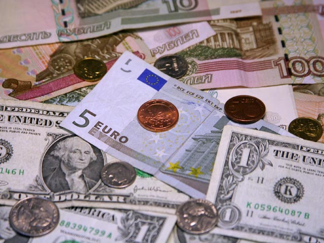 На фоне слухов о грядущей девальвации рубля, которые заставляют паникеров скупать валюту, со стороны власти продолжают звучать утверждения, что все это - только "страшилки"