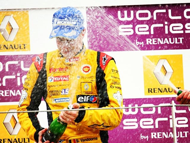 Победителем субботней гонки Мировой серии "Рено" в Москве стал обладатель поула бельгиец Стоффель Вандорн