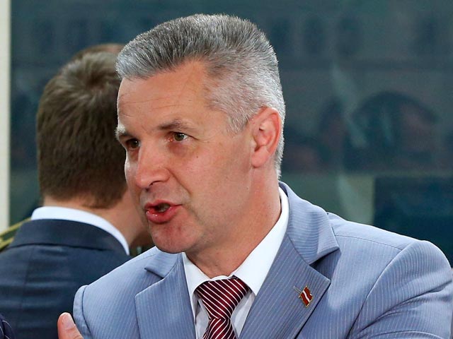 Министр обороны Латвии Артис Пабрикс призвал латвийское общество защищать демократические ценности от тех, кто инициирует референдум о двуязычии и пытается организовать альтернативный парламент "неграждан"