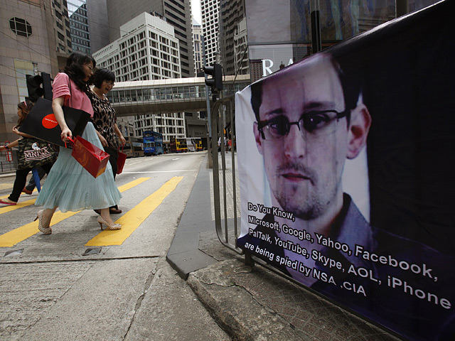 Бывший сотрудник ЦРУ Эдвард Сноуден, который в США заочно обвиняется в шпионаже и краже государственной собственности, вылетел из Гонконга в Москву