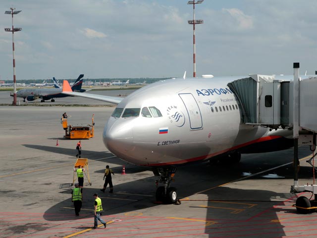 Согласно табло аэропорта, рейс SU150 в Гавану, в числе пассажиров которого, по данным источника "Интерфакса" в "Аэрофлоте", есть Сноуден, вылетает в 14:05. Его выполняет лайнер Airbus-330-200 "Евгений Светланов"
