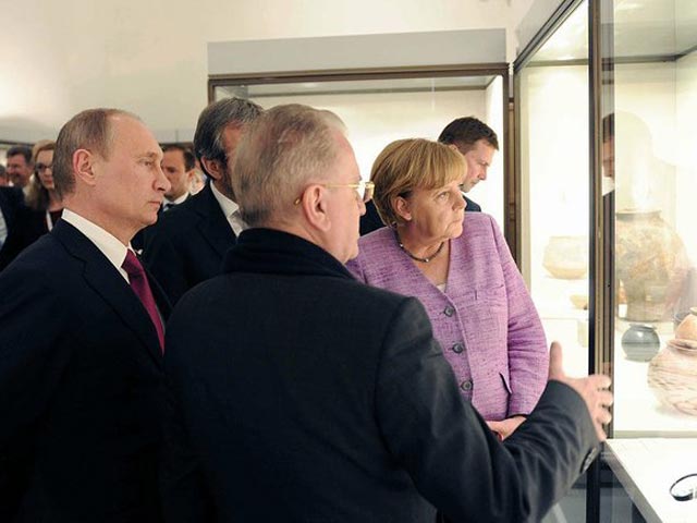 Путин и Меркель едва не поссорились на закрытии года Германии в РФ в Эрмитаже