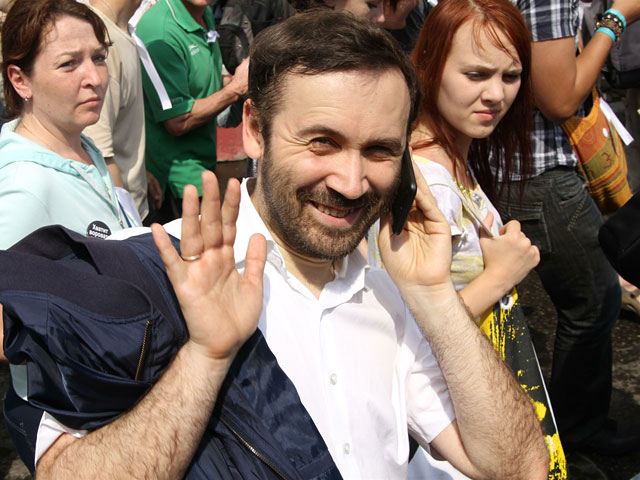 Столичная полиция направила прокурорам материалы в отношении депутата Госдумы Ильи Пономарева, который 12 июня на оппозиционной акции в центре Москвы шел с флагом движения "Левый фронт"