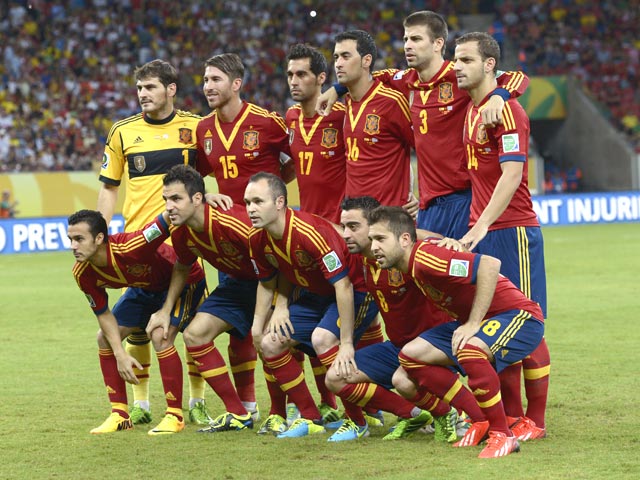 Игроки сборной Испании по футболу после победы над командой Уругвая (2:1) в стартовом матче Кубка Конфедераций в Бразилии устроили вечеринку с алкогольными напитками, девушками и покером