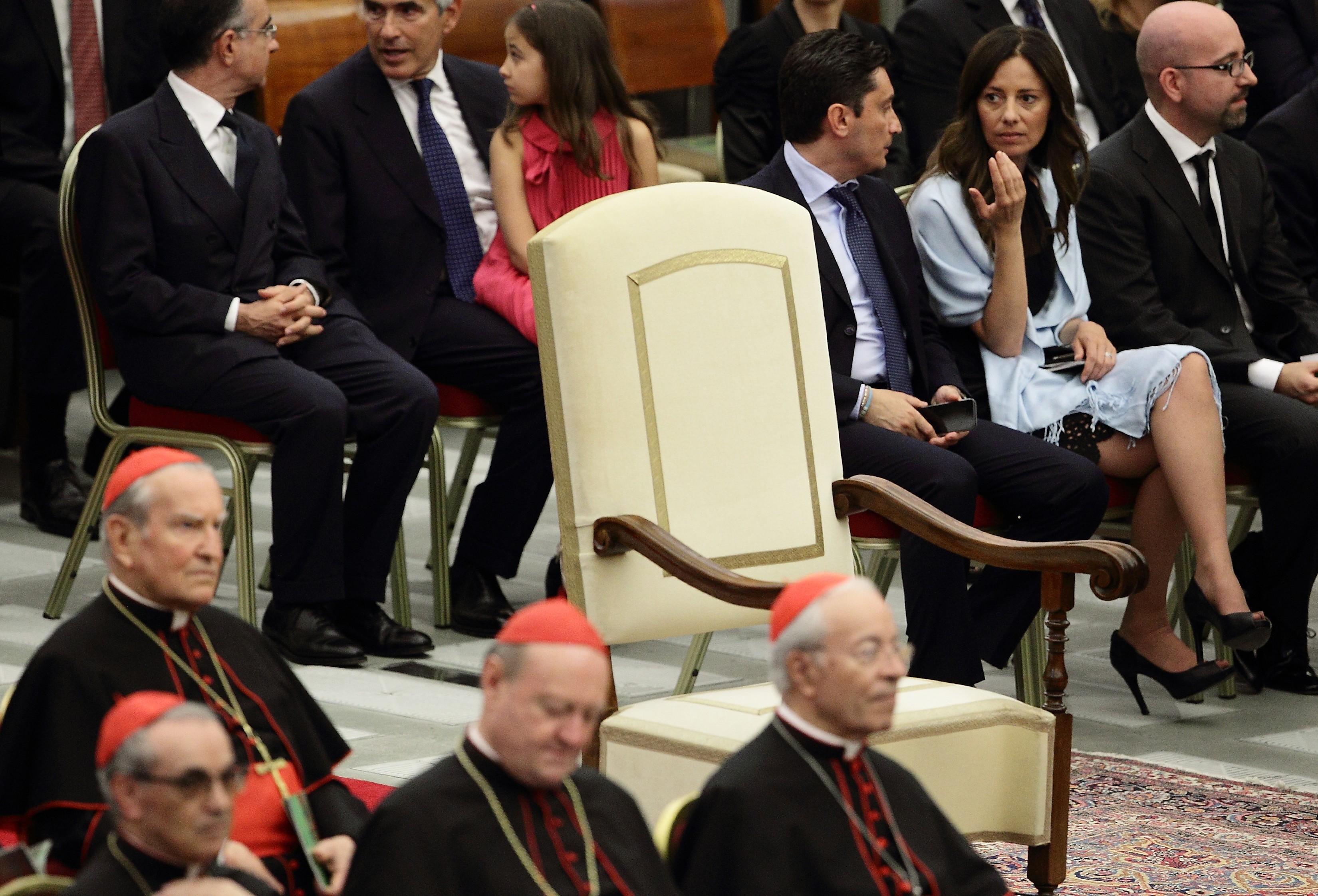 Накануне в Ватикане должен был состояться гала-концерт классической музыки, почетным гостем которого должен был стать Папа Римский. Однако ни зрители, в числе которых в основном были высокопоставленные представители духовенства, ни оркестранты  появления 