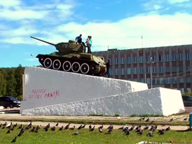 Молодой житель Мурманской области признался девушке в любви, написав свое послание на памятнике танкистам, погибшим в годы Великой Отечественной войны