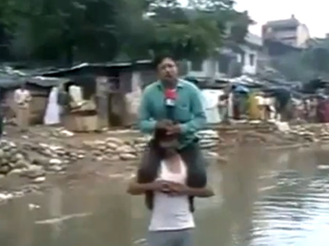 Оригинальный способ подачи материала в репортаже о наводнении выбрал индийский журналист: он сообщил о жертвах разрушительной стихии, сидя на плечах у одного из выживших местных жителей