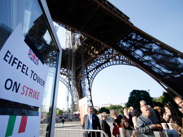 В Париже второй день продолжается забастовка персонала Эйфелевой башни