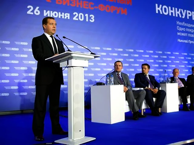 Объем государственных закупок в России каждый год составляет примерно 8 трлн рублей, одну пятую ВВПС, сообщил в среду премьер-министр России Дмитрий Медведев