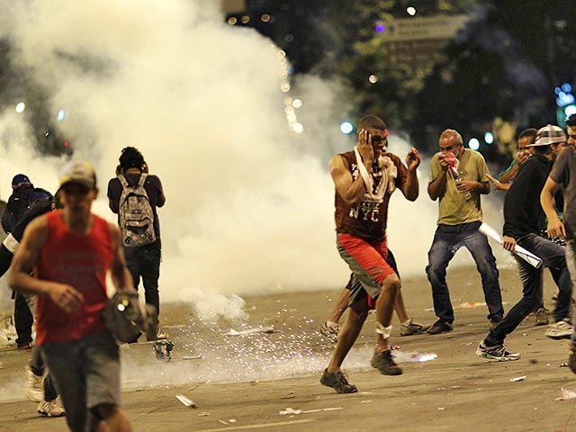 В Бразилии продолжаются массовые беспорядки: в среду манифестации прошли почти в двух десятках городов, включая федеральную столицу - Бразилиа, где на подступах к зданию парламента произошли стычки между демонстрантами и полицией